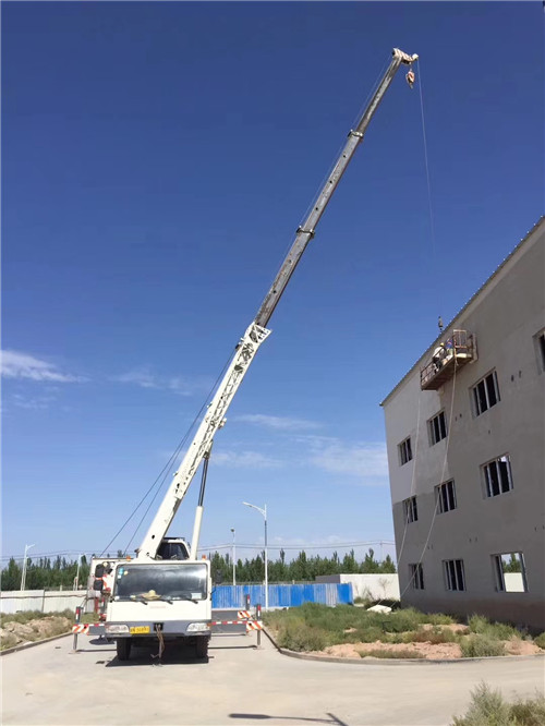 临淄区“轻装强干”—— 吊车的 “轻量化臂架” 技术